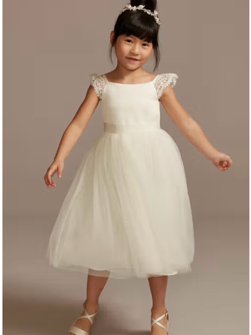 David’s Bridal Flower Girl Dress in Ivory size 5 lace and tulle